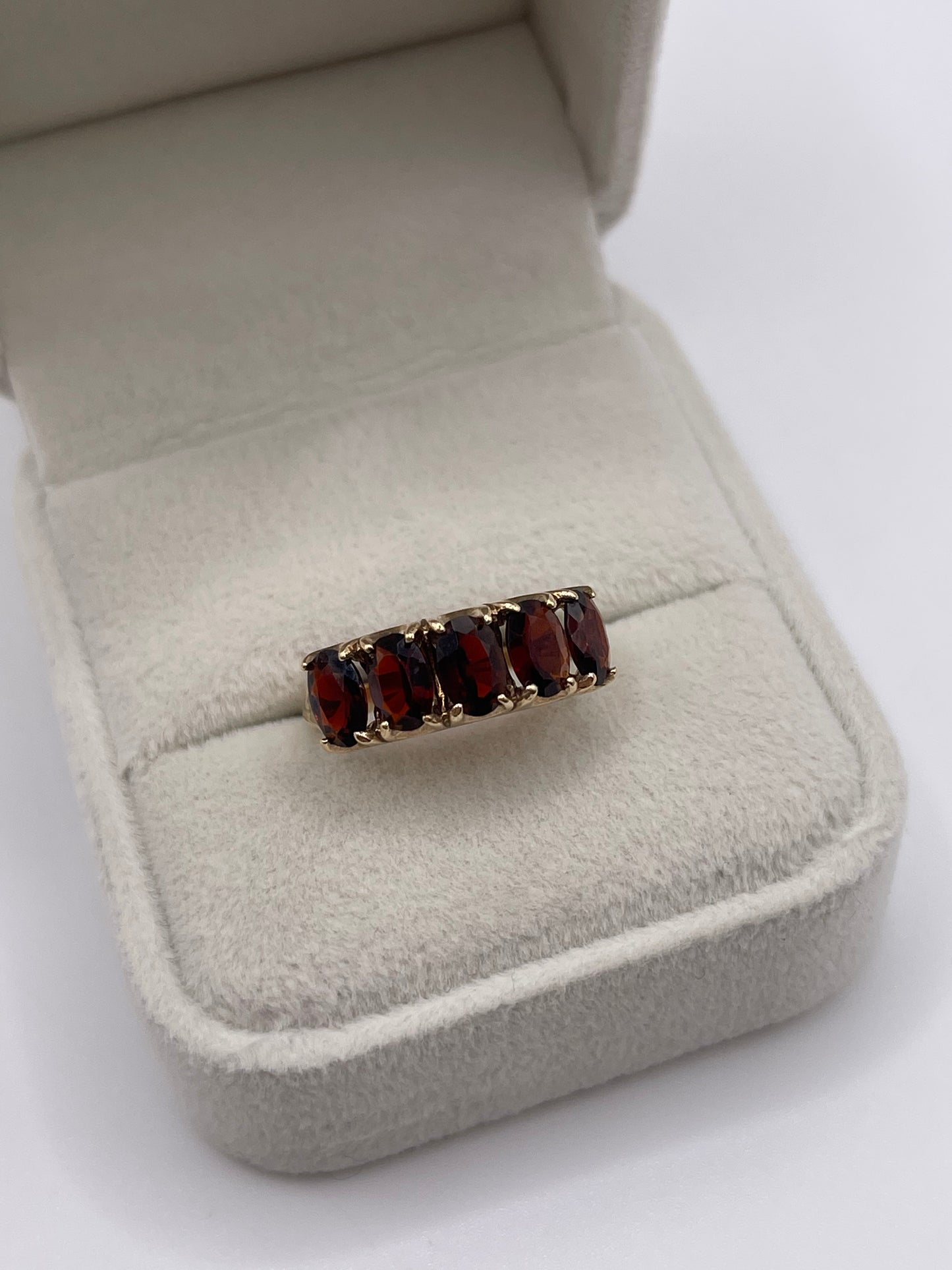 9ct gold garnet ring