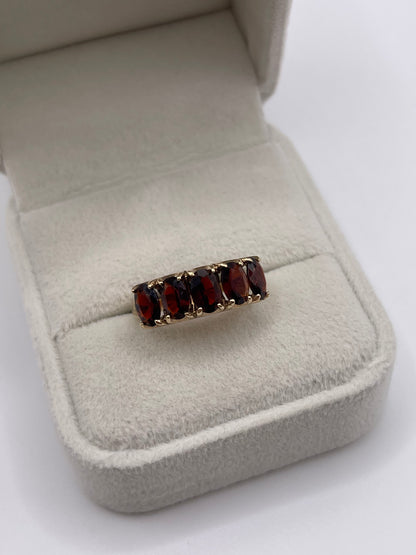 9ct gold garnet ring