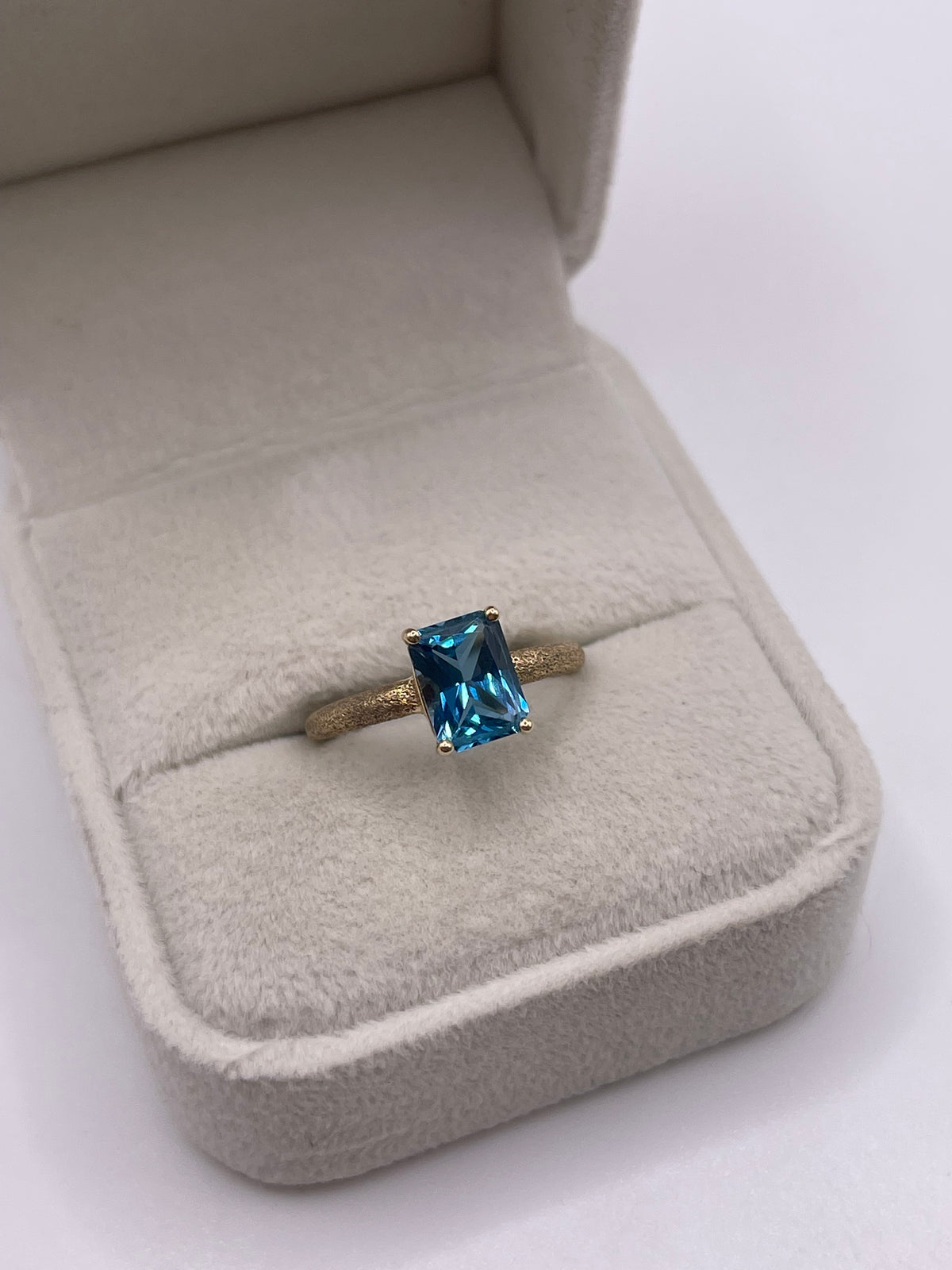 9ct gold blue topaz ring