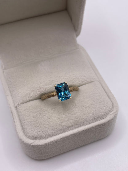 9ct gold blue topaz ring