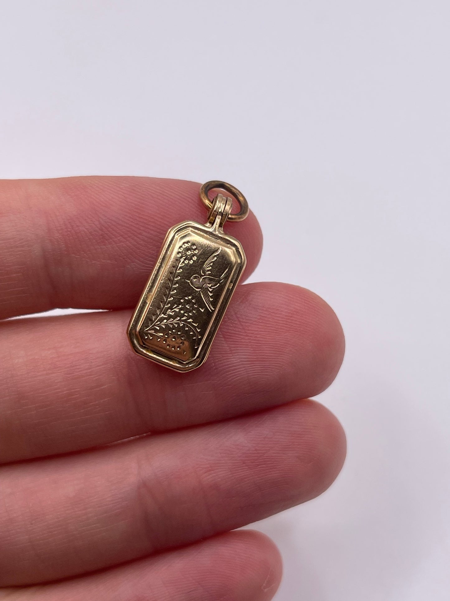 9ct gold locket pendant
