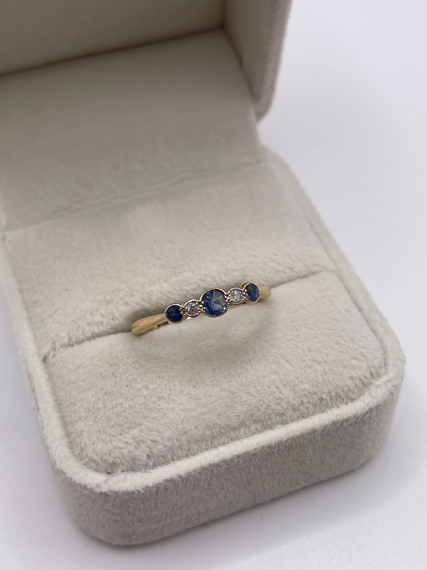 18ct gold sapphire and diamond ring
