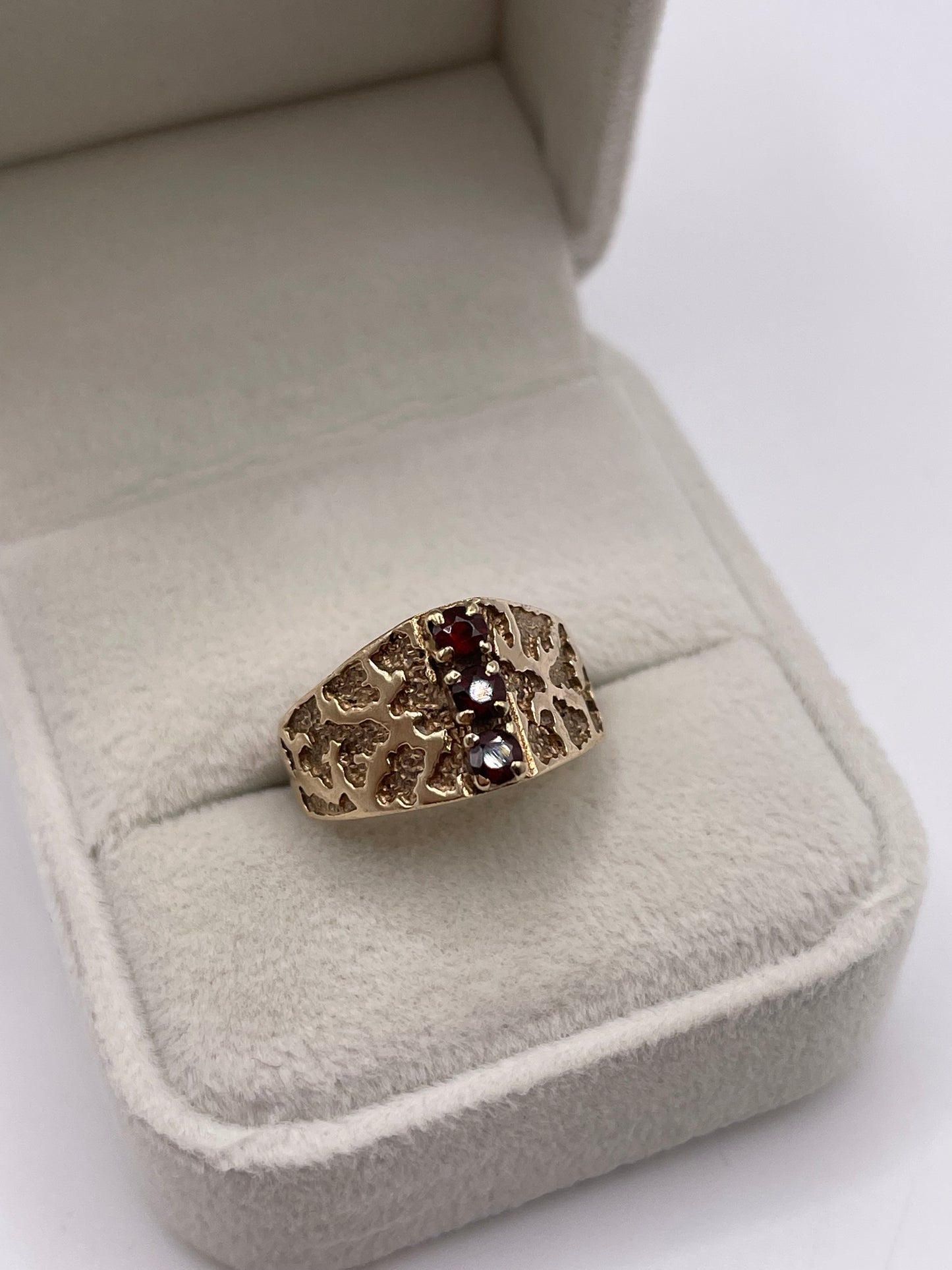9ct gold garnet ring