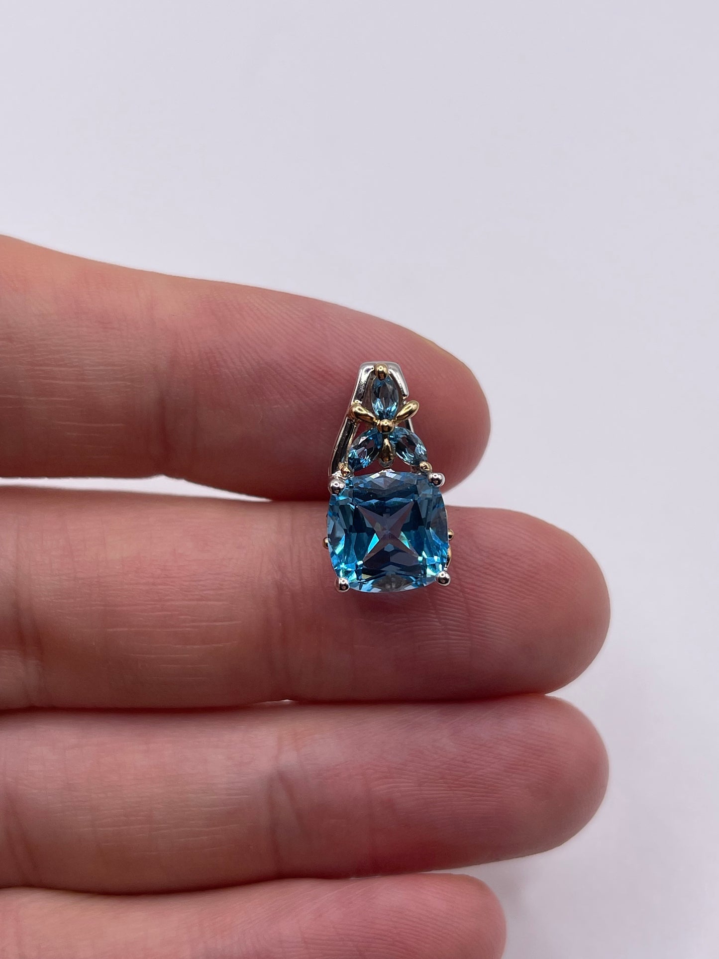 9ct white gold topaz pendant