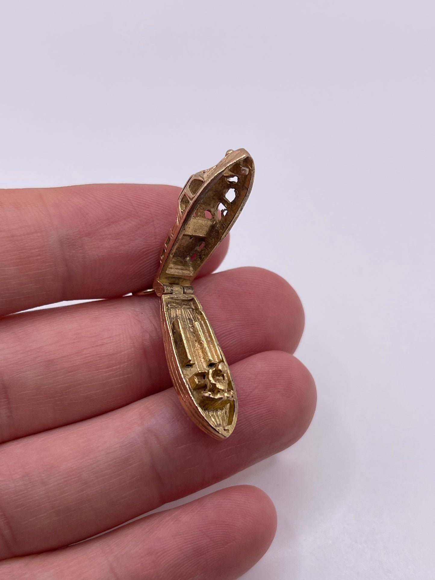 9ct gold speedboat charm