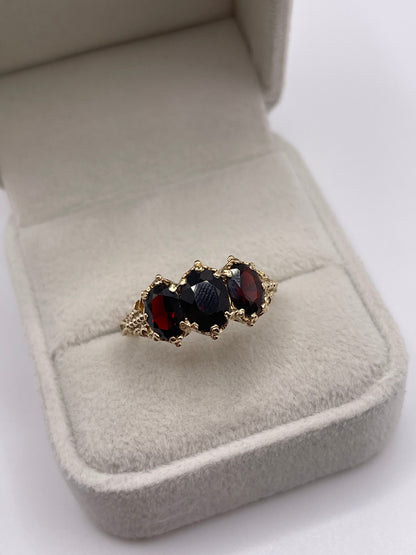 9ct gold garnet ring