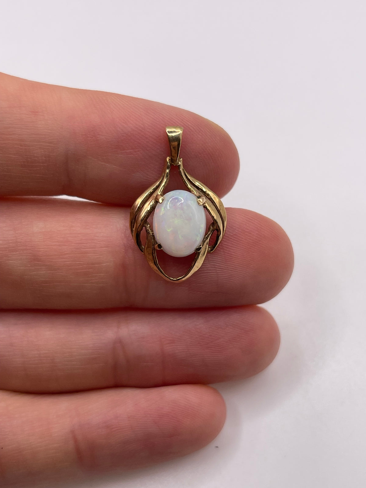 9ct gold opal pendant