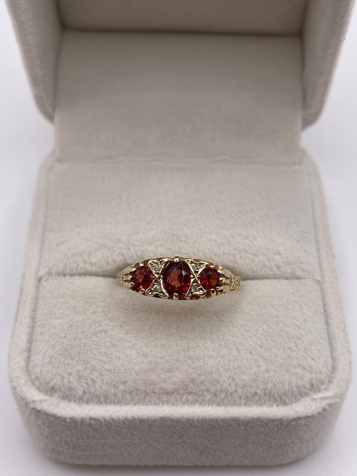 9ct gold garnet and diamond ring