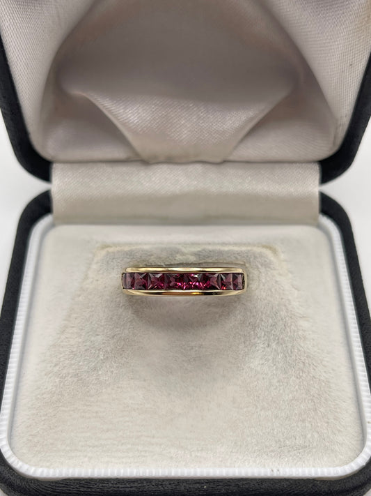 9ct gold garnet ring