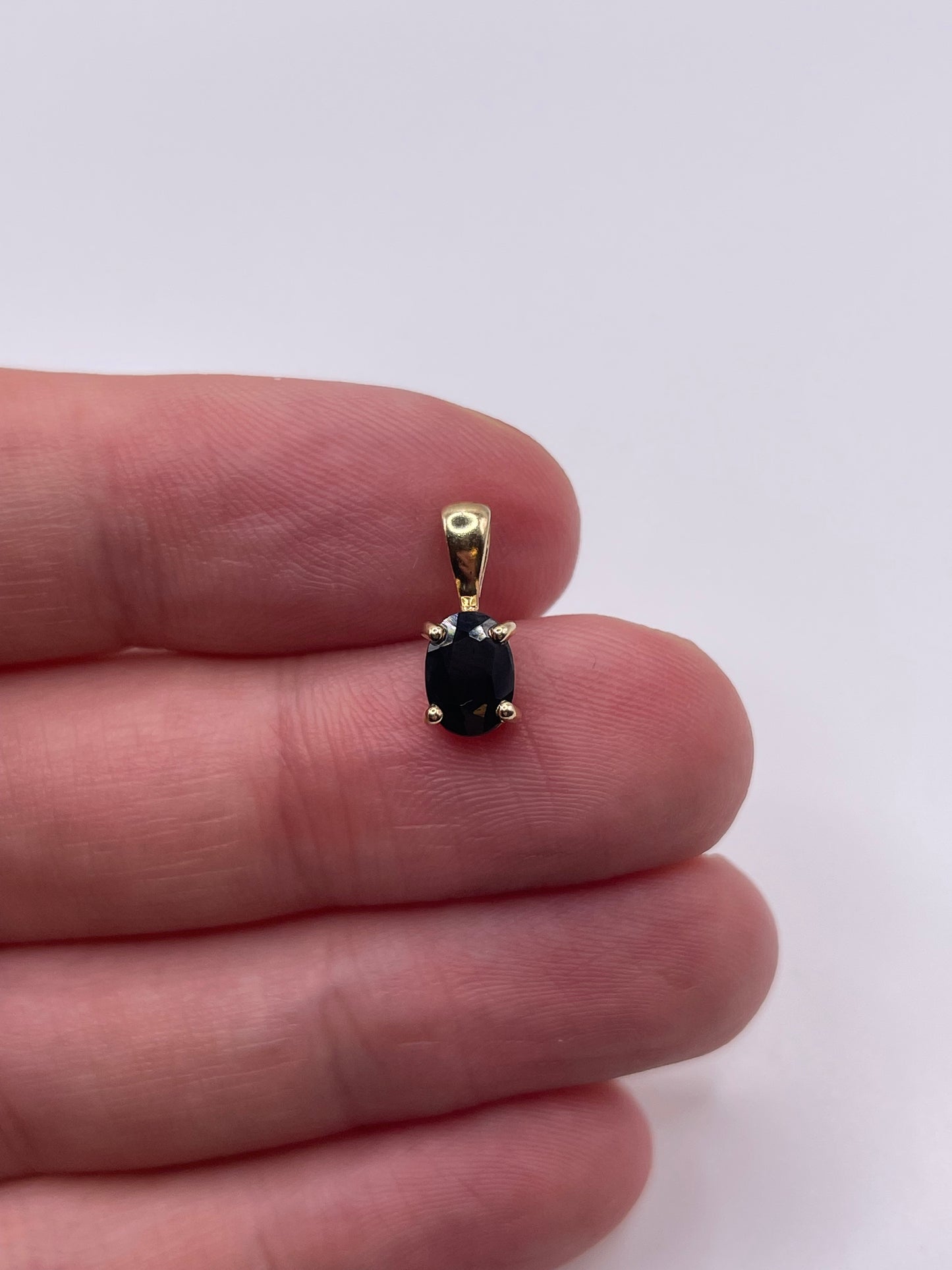 9ct gold sapphire pendant
