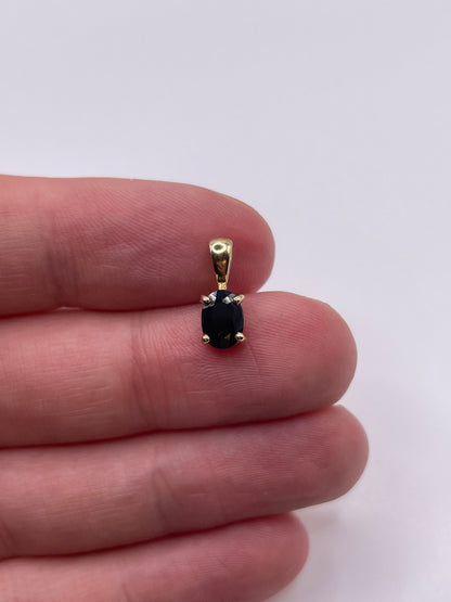 9ct gold sapphire pendant
