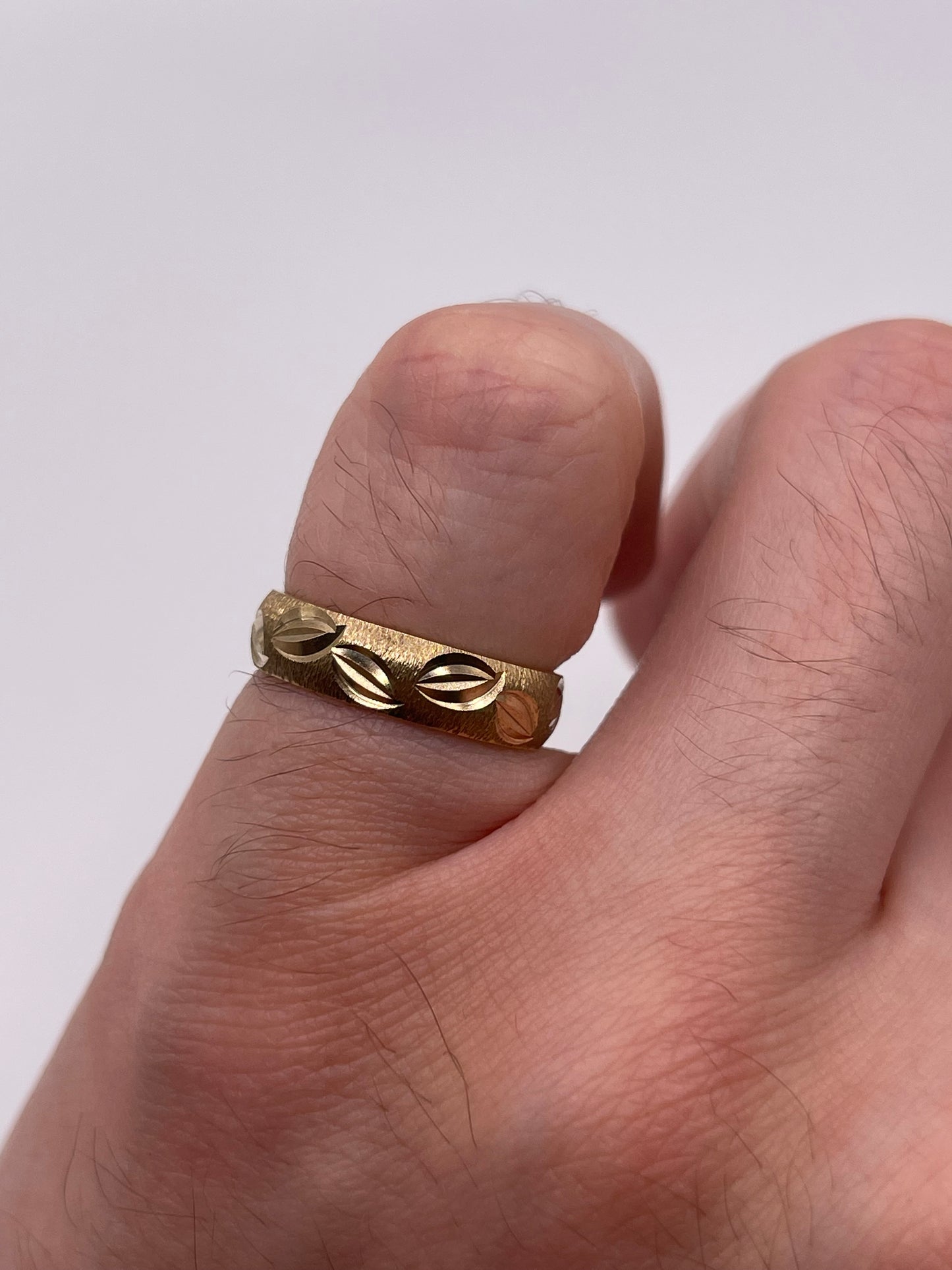 9ct gold patterned band
