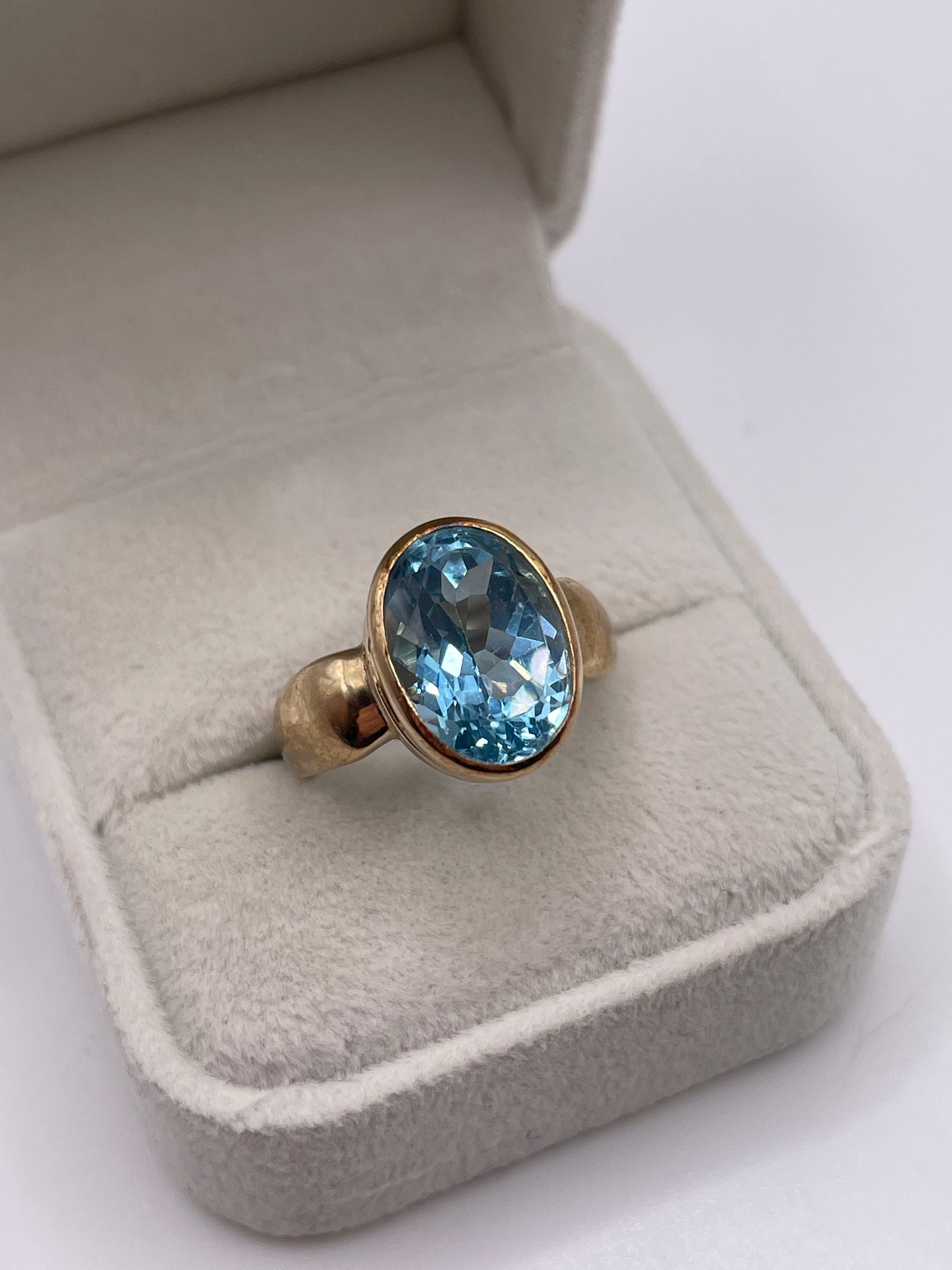 9ct gold blue topaz ring