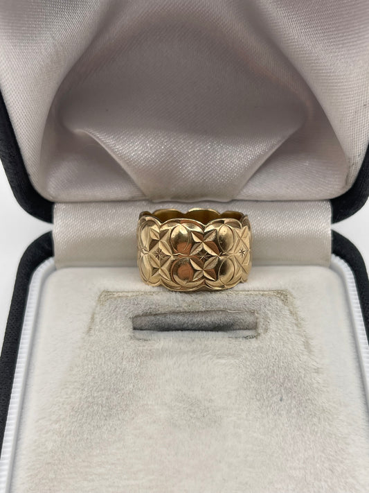 Heavy 9ct gold engraved band