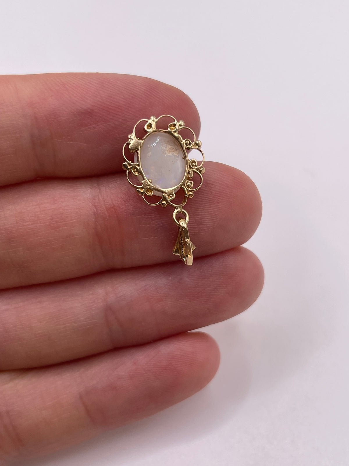 9ct gold opal pendant