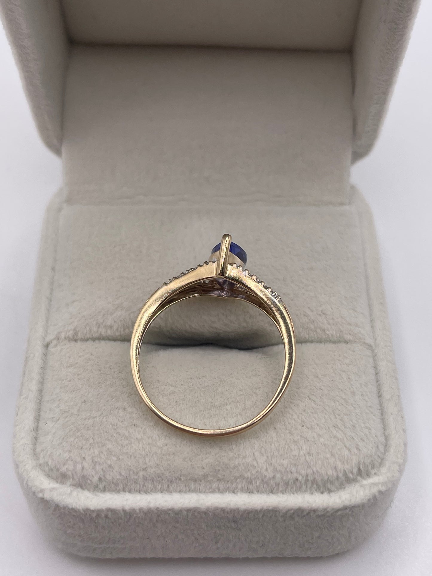 9ct gold tanzanite and diamond ring