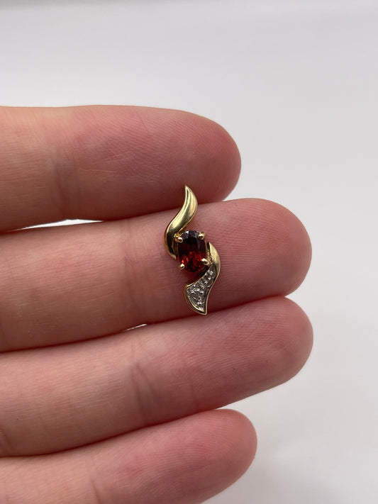 9ct gold garnet and diamond pendant