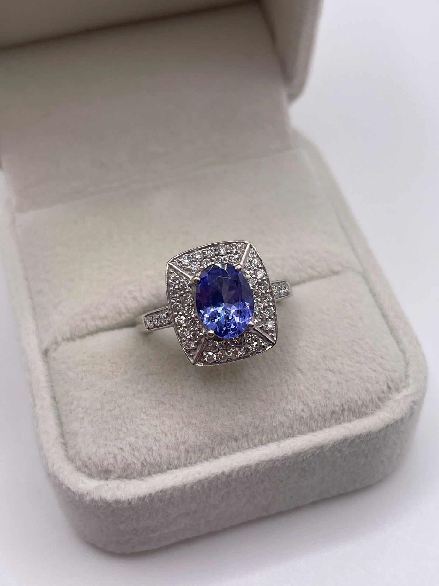 14ct white gold tanzanite and diamons ring