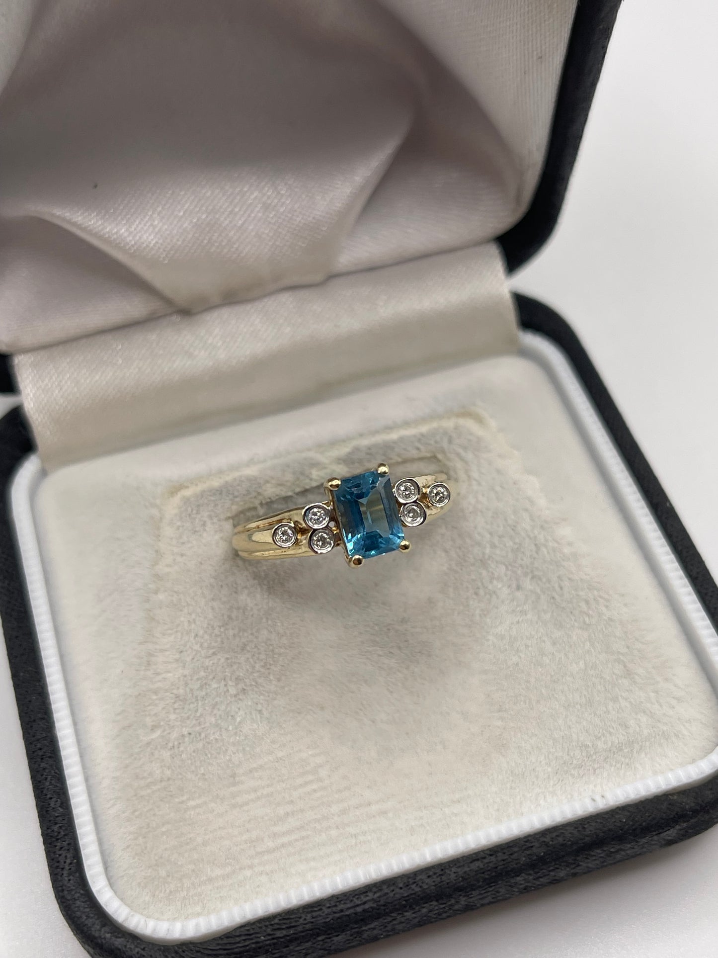 9ct gold blue topaz and diamond ring