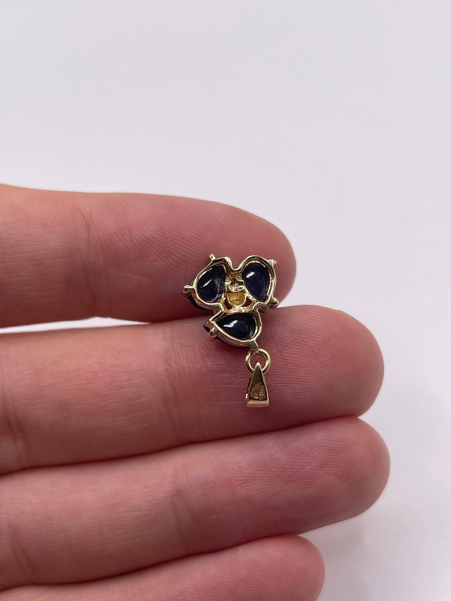 9ct gold cabochon sapphire pendant