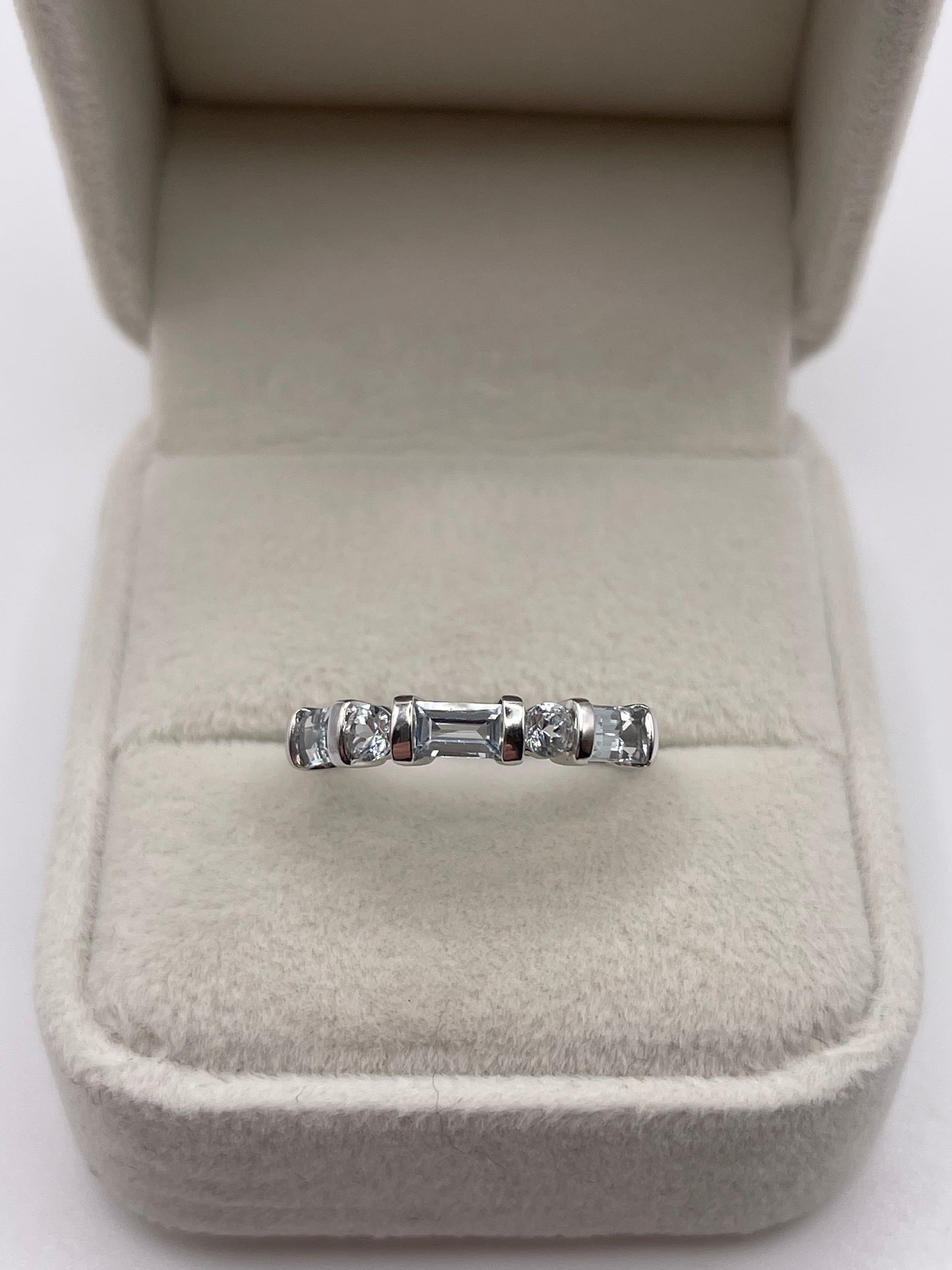 9ct white gold aquamarine ring