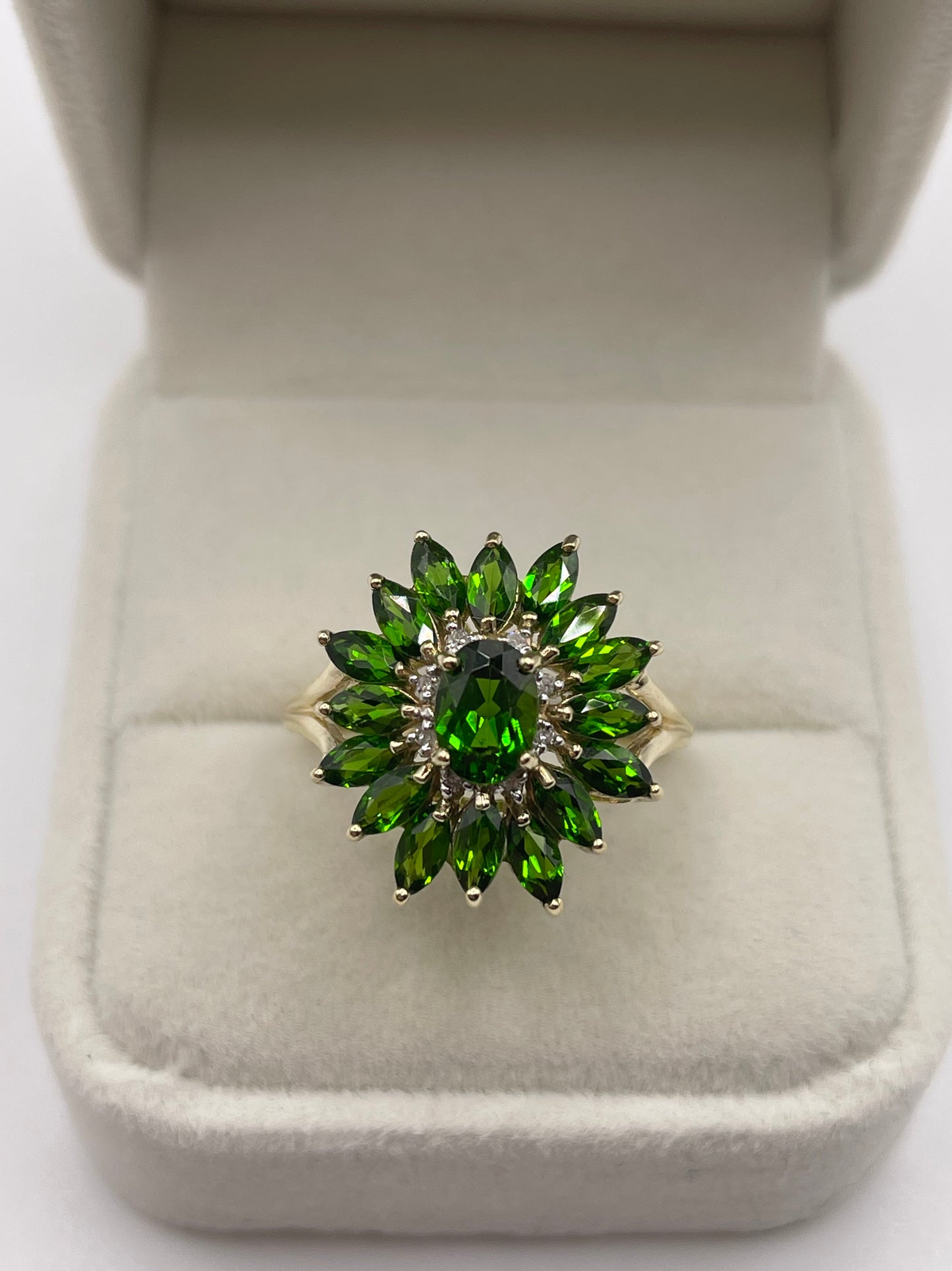 9ct gold diopside and diamond cluster ring
