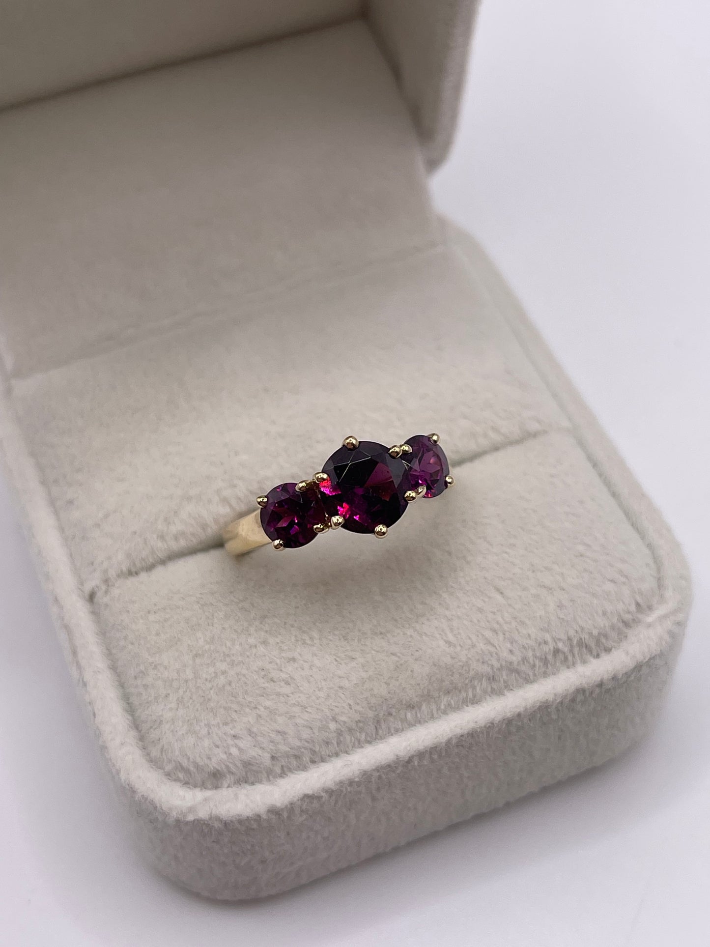 9ct gold garnet and diamond ring