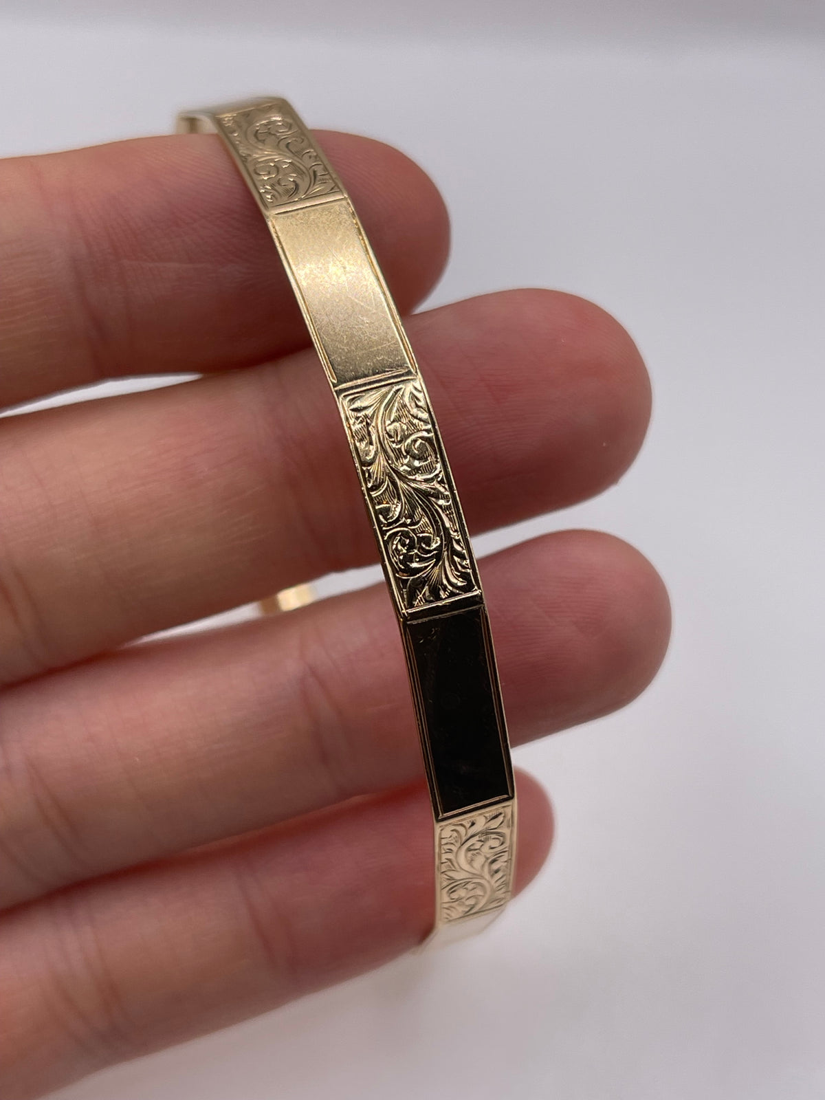 9ct gold bangle