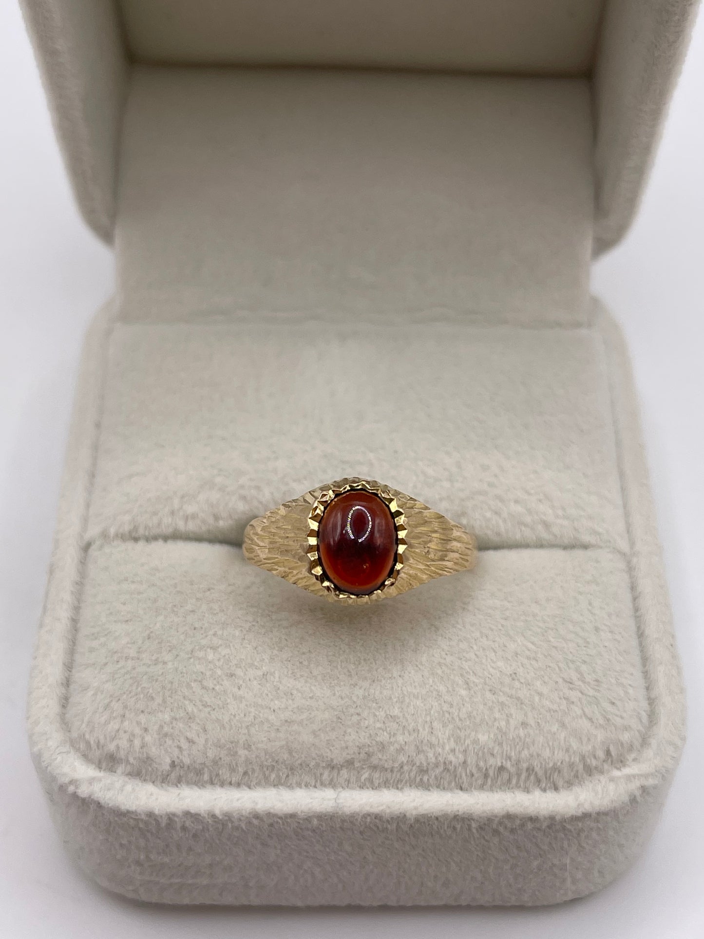 9ct gold cabochon garnet ring