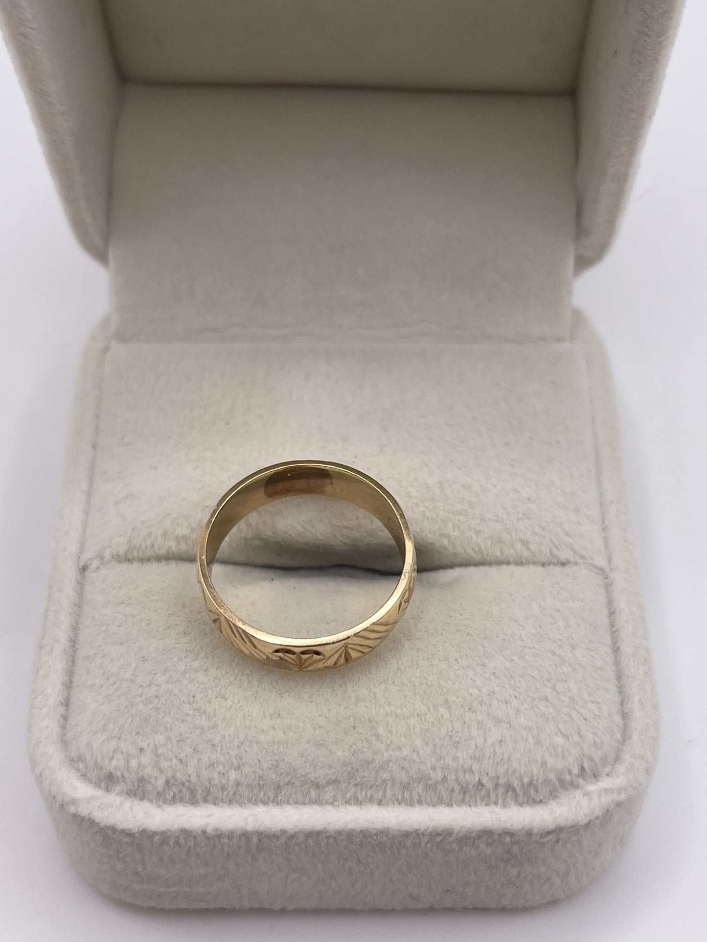 9ct gold patterned band