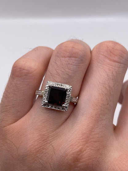 9ct gold garnet and diamond ring