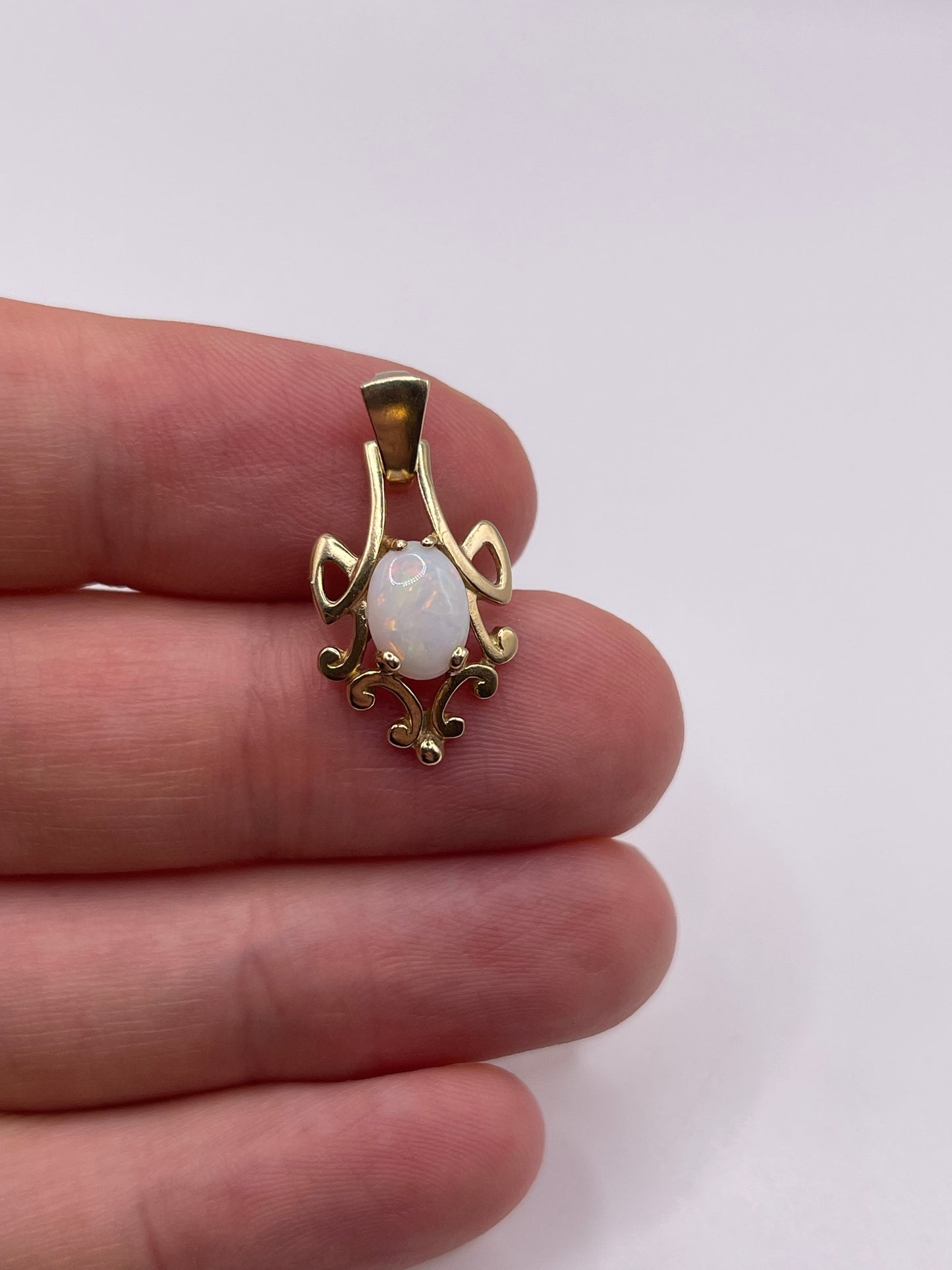 9ct gold opal pendant