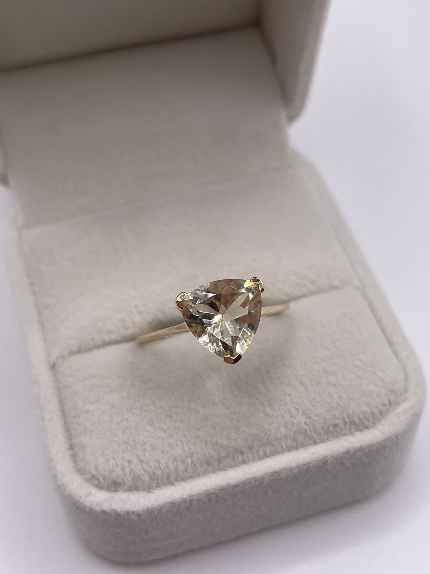 9ct gold quartz ring