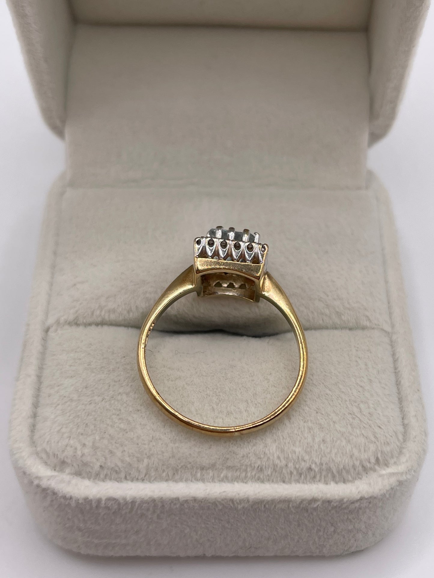 9ct gold aquamarine and diamond ring