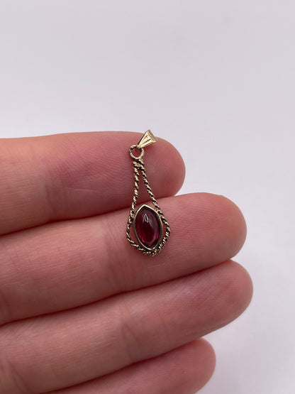 9ct gold cabochon garnet pendant