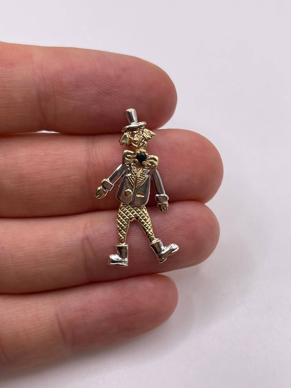 9ct gold sapphire clown pendant