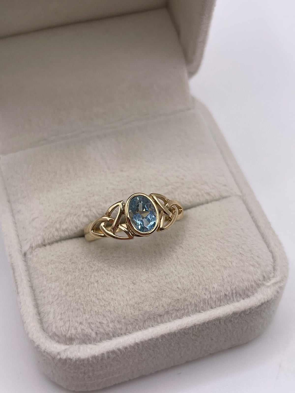 9ct gold topaz ring