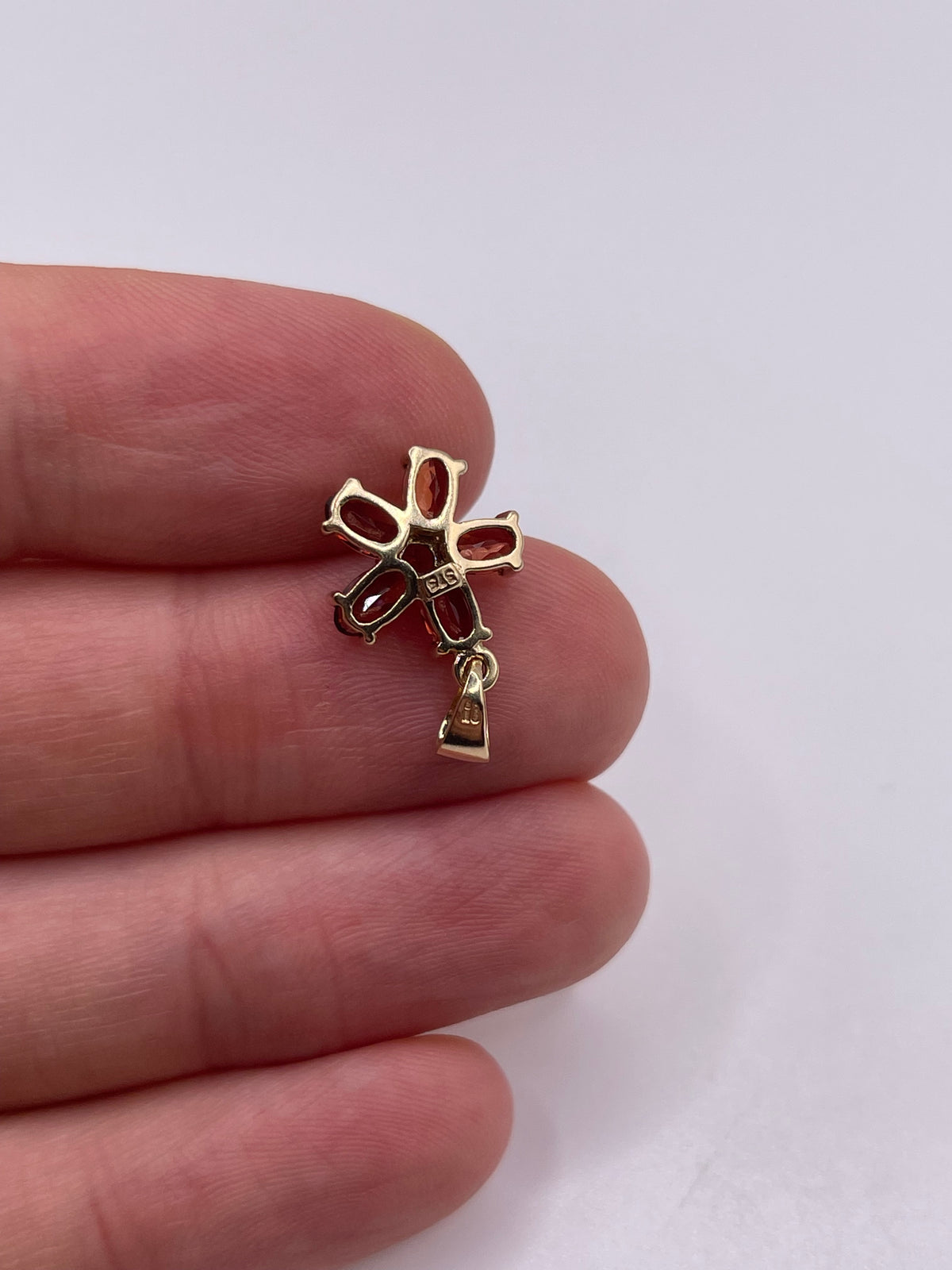 9ct gold garnet pendant