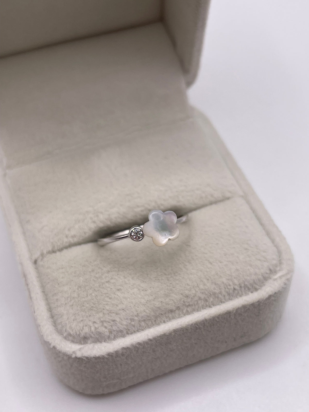 18ct white gold mother of pearl and diamond ring