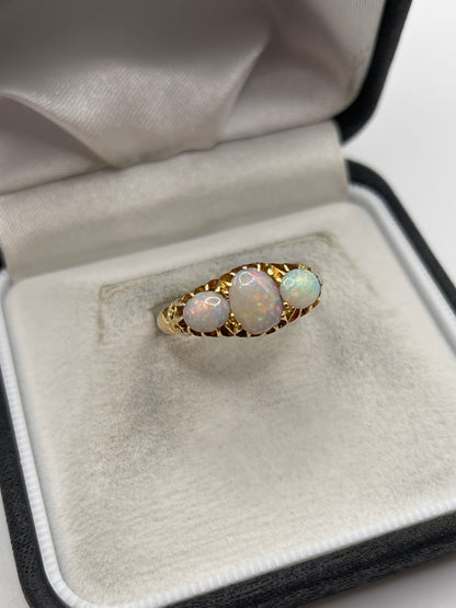 Antique 18ct gold opal ring
