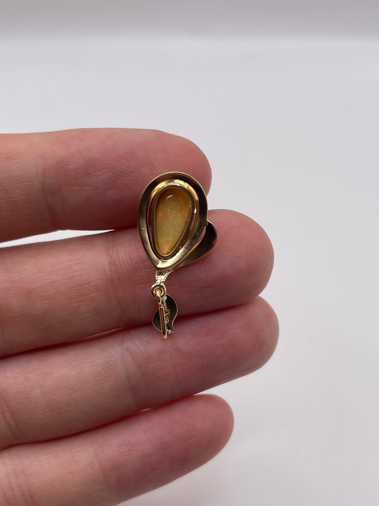 18ct rose gold opal pendant