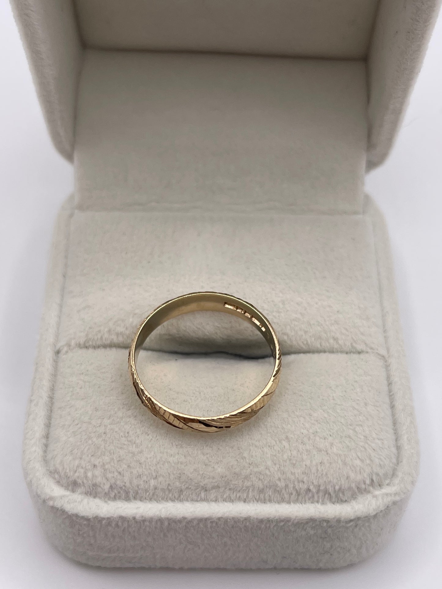 9ct gold patterned band
