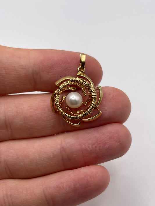 9ct gold pearl pendant