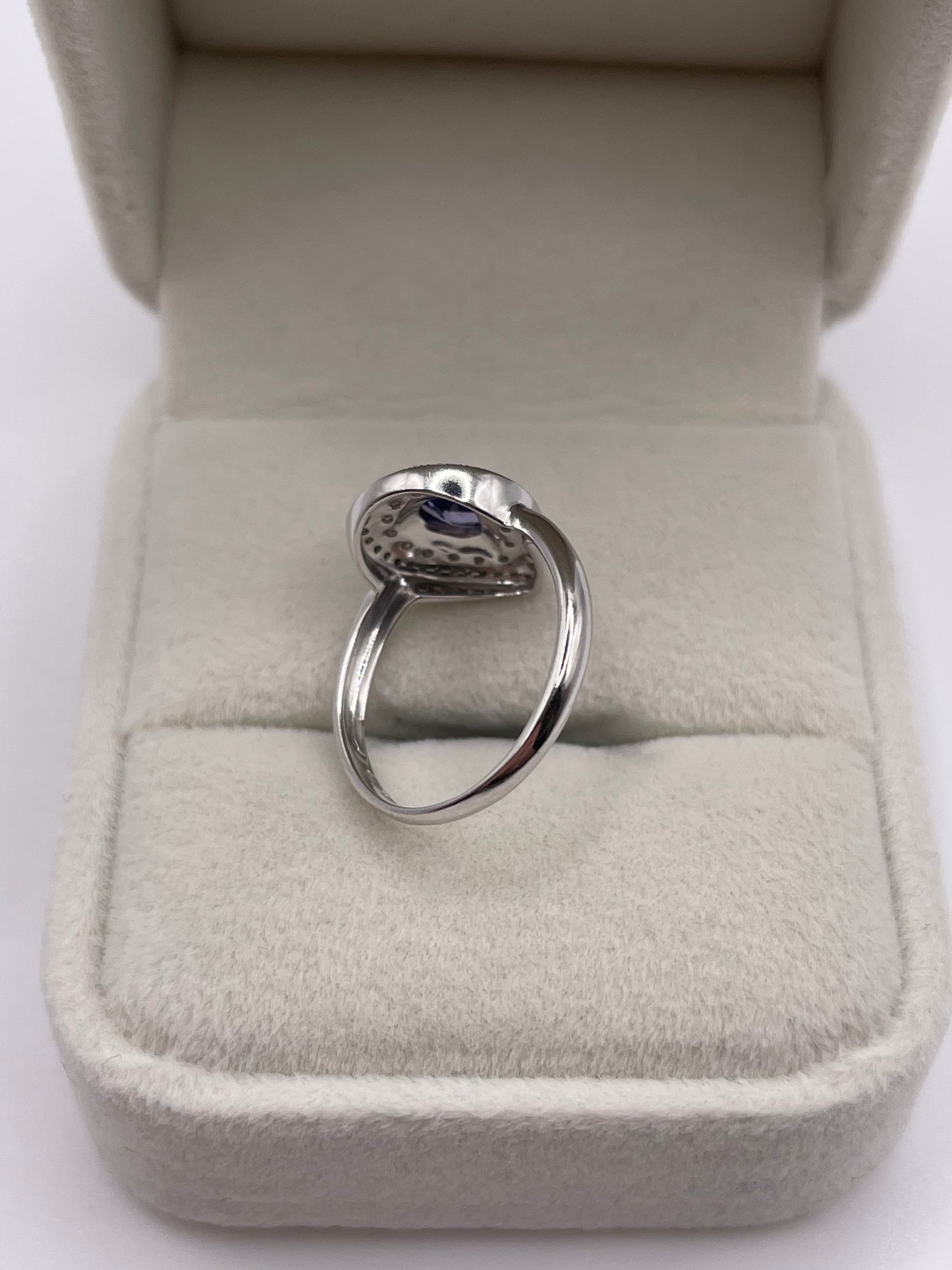 18ct white gold tanzanite and diamond ring