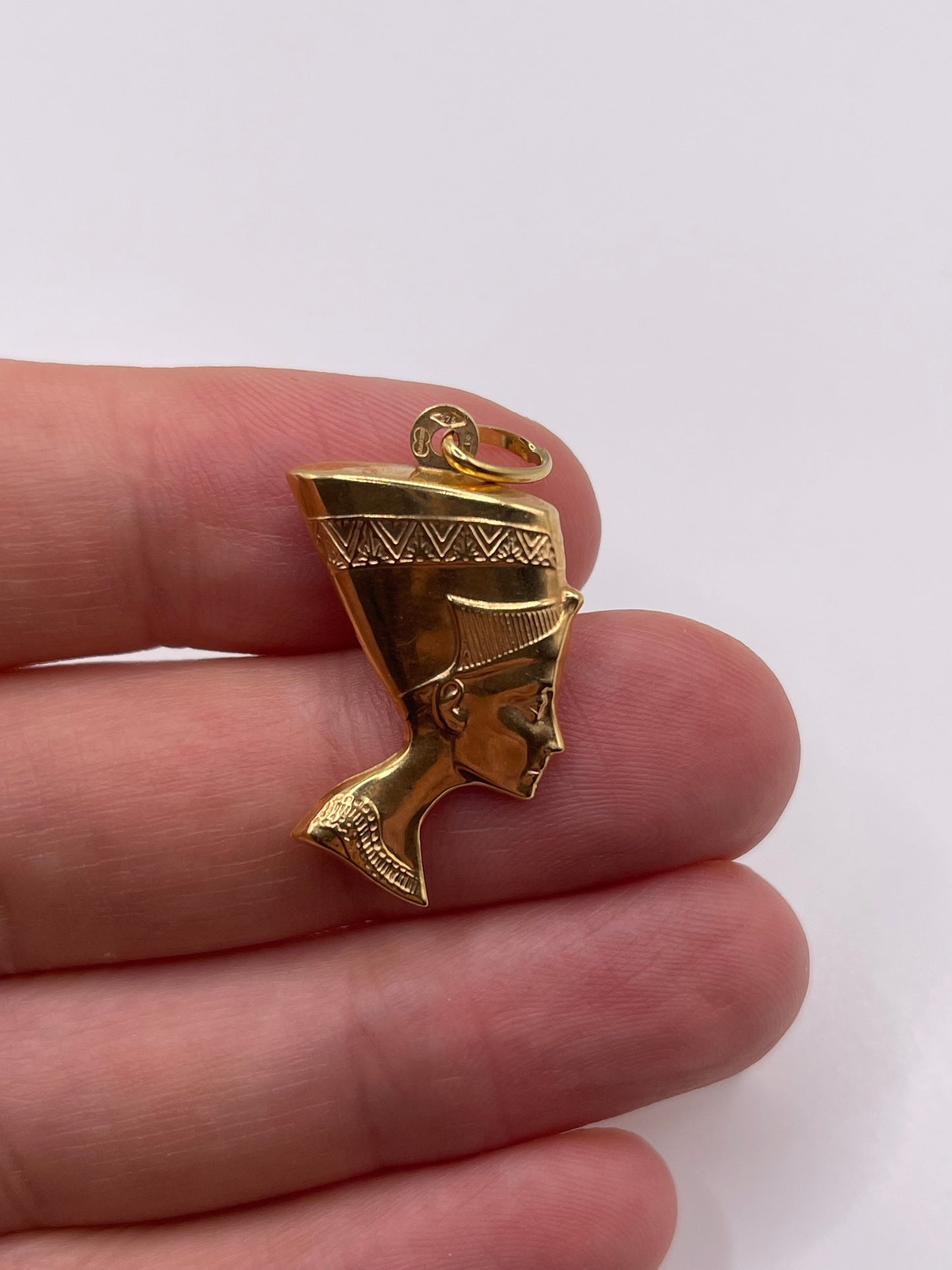 9ct gold queen Nefertiti pendant