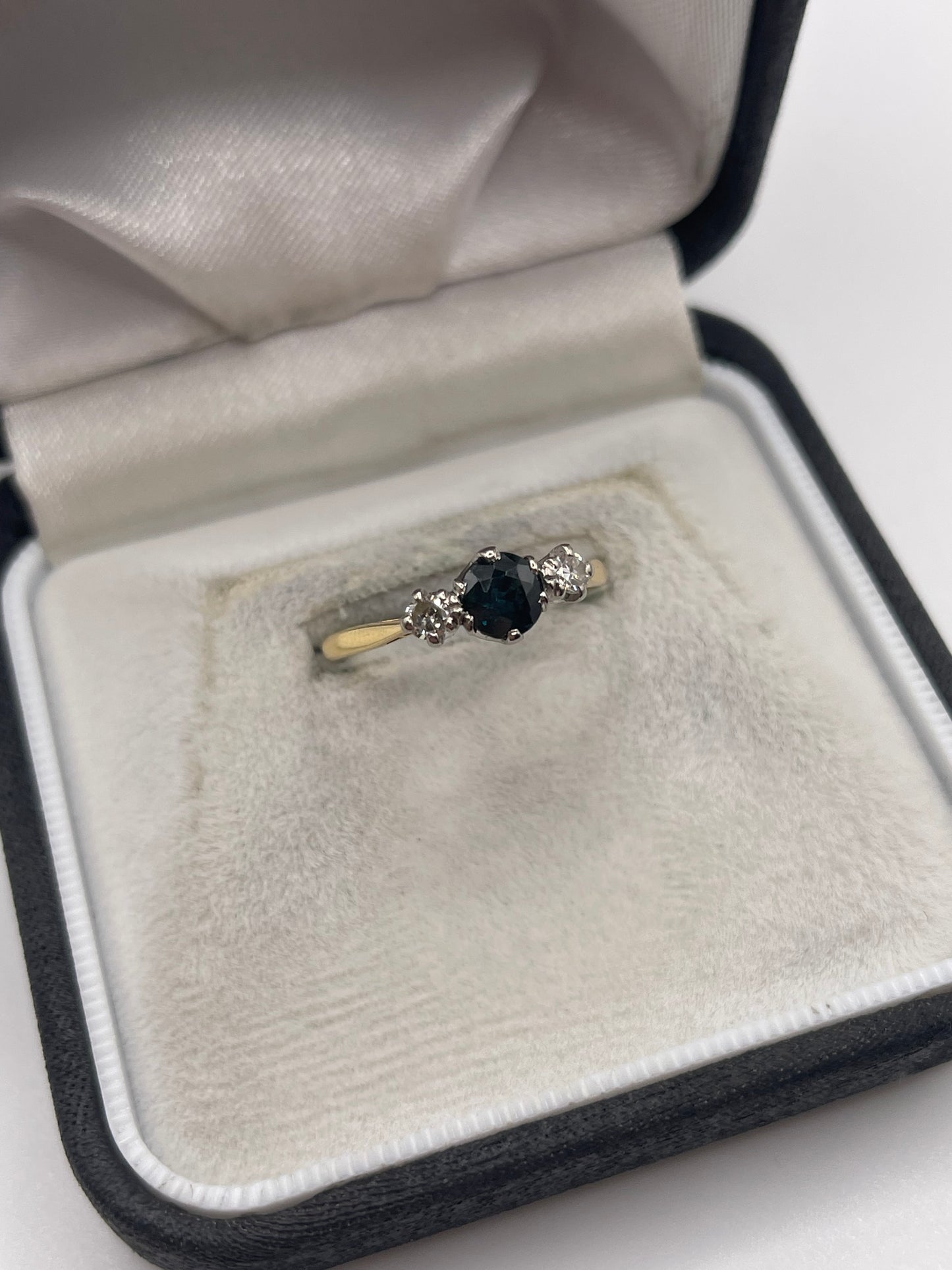 18ct gold sapphire and diamond ring