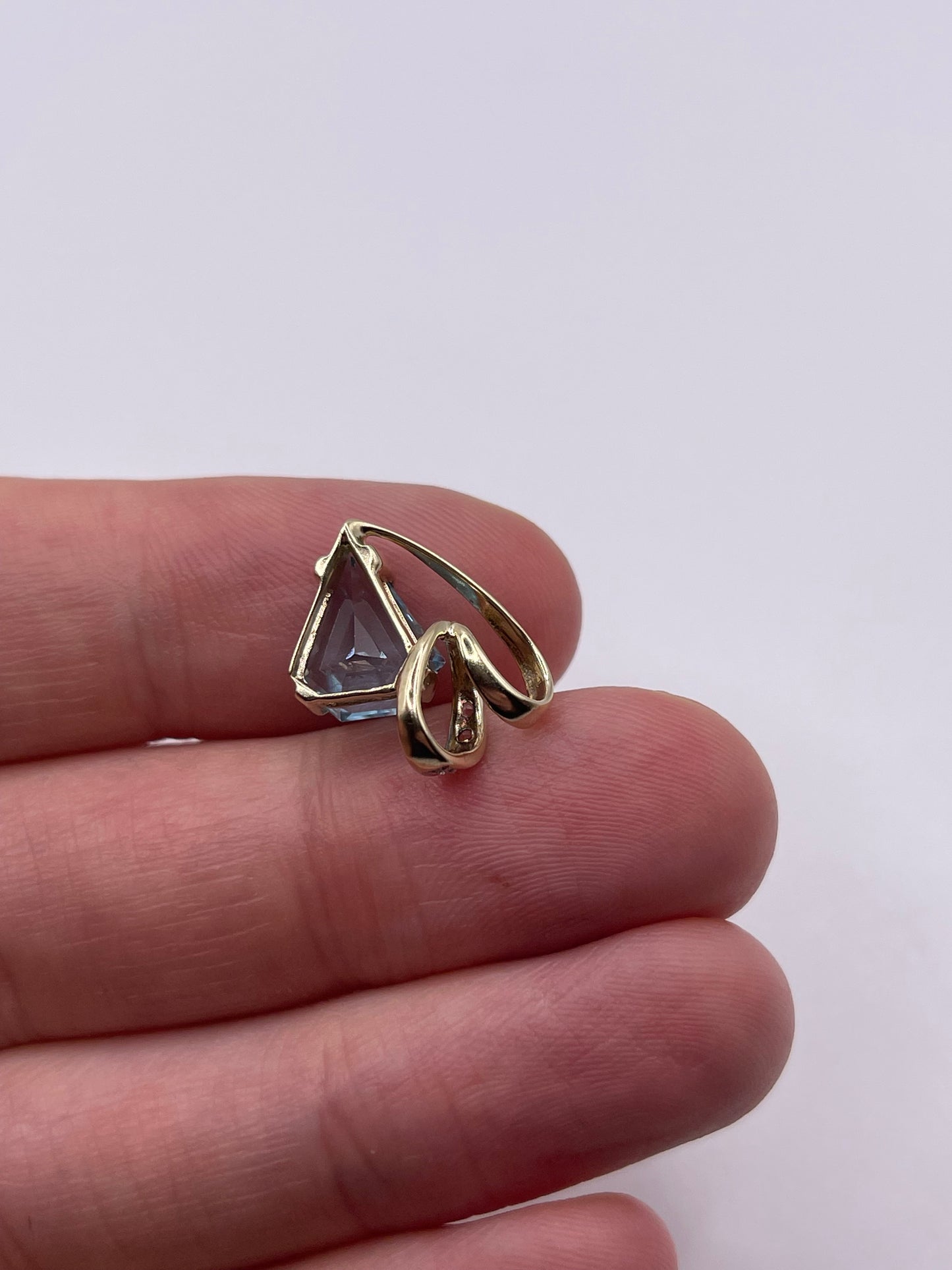 9ct gold topaz pendant