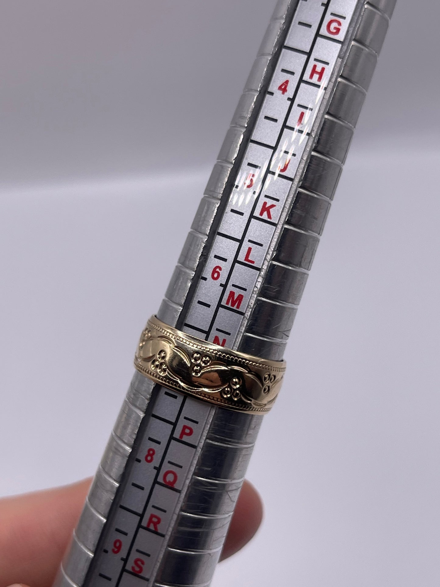 9ct gold patterned band