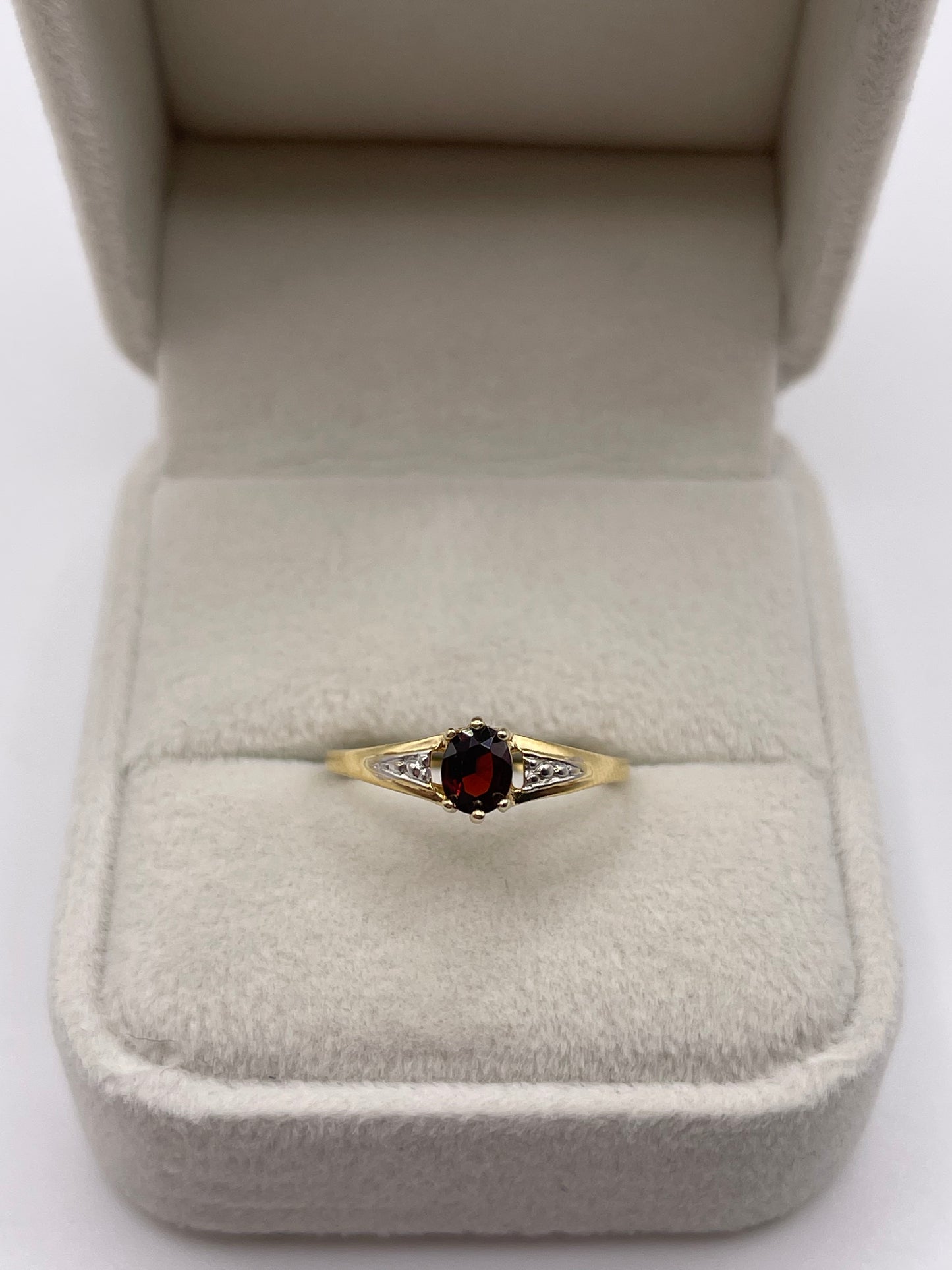 8ct gold garnet ring