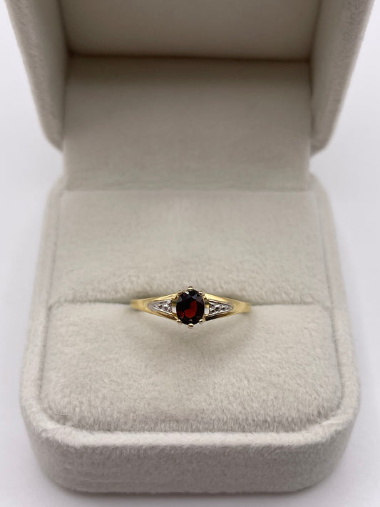 8ct gold garnet ring